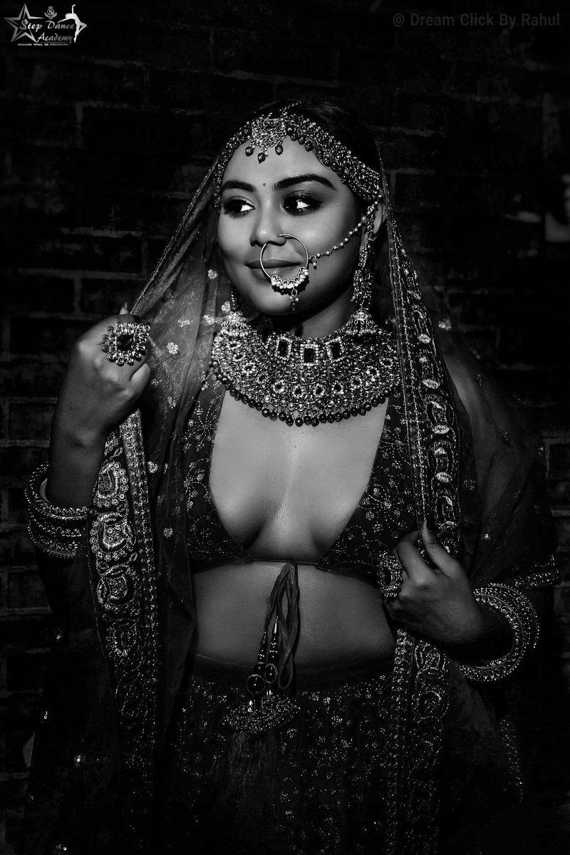 (FULL SCREEN VIEW RECOMEND)

“Black and white can transform a scene into something magical' 
 
FT:- Nobonita
Capture By - Reviver Rahul 
Work For- Step up dance academy
Device :- @NikonIndia . @GodoxGlobal
#bridallook #photography
#jewelry #monochrome
#Nikon
#dream_click_by_rahul