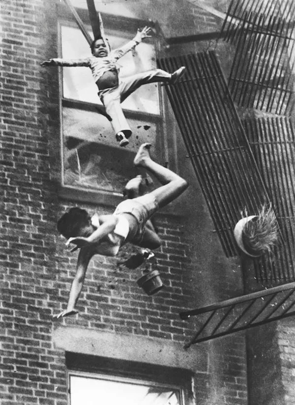 🗃️ Fotografías Históricas. 📷 Colapso en la escalera. 📍 Boston, EEUU 📆 1975 ©️ Stanley Forman #FotografiasHistoricas