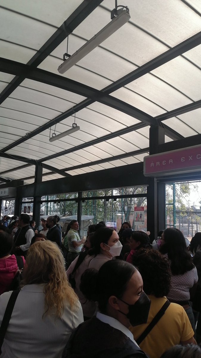 Mayrole10's tweet photo. No hay servicio de metrobus linea 1 @LaSEMOVI https://t.co/8TkQaYQyyC