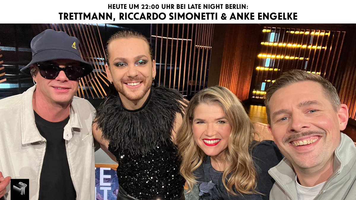 Der Grund, weshalb <a href="/damitdasklaas/">klaas heufer-umlauf</a> euch so rotbäckig beseelt entgegengafft, versammelt sich hier praktischerweise auf einem souveränen Selfie: Trettmann, <a href="/RicciSimonetti/">Riccardo Simonetti</a> &amp; Anke Engelke.
Alles dazu bei #LateNightBerlin - heute um 22:00 Uhr auf @prosieben &amp; <a href="/JoynDeutschland/">Joyn</a>!