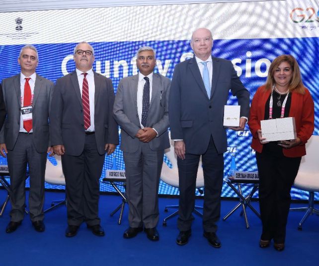 Deb_invexCuba's tweet image. Presidió ministro @R_Malmierca interesante intercambio en el #CubanCountrySession en la #PartnershipSummit2023 en #India sobre oportunidades de negocios para empresas #indias🇮🇳 y #cubanas🇨🇺, con énfasis en sectores de energías renovables, agricultura y @BioCubaFarma.
