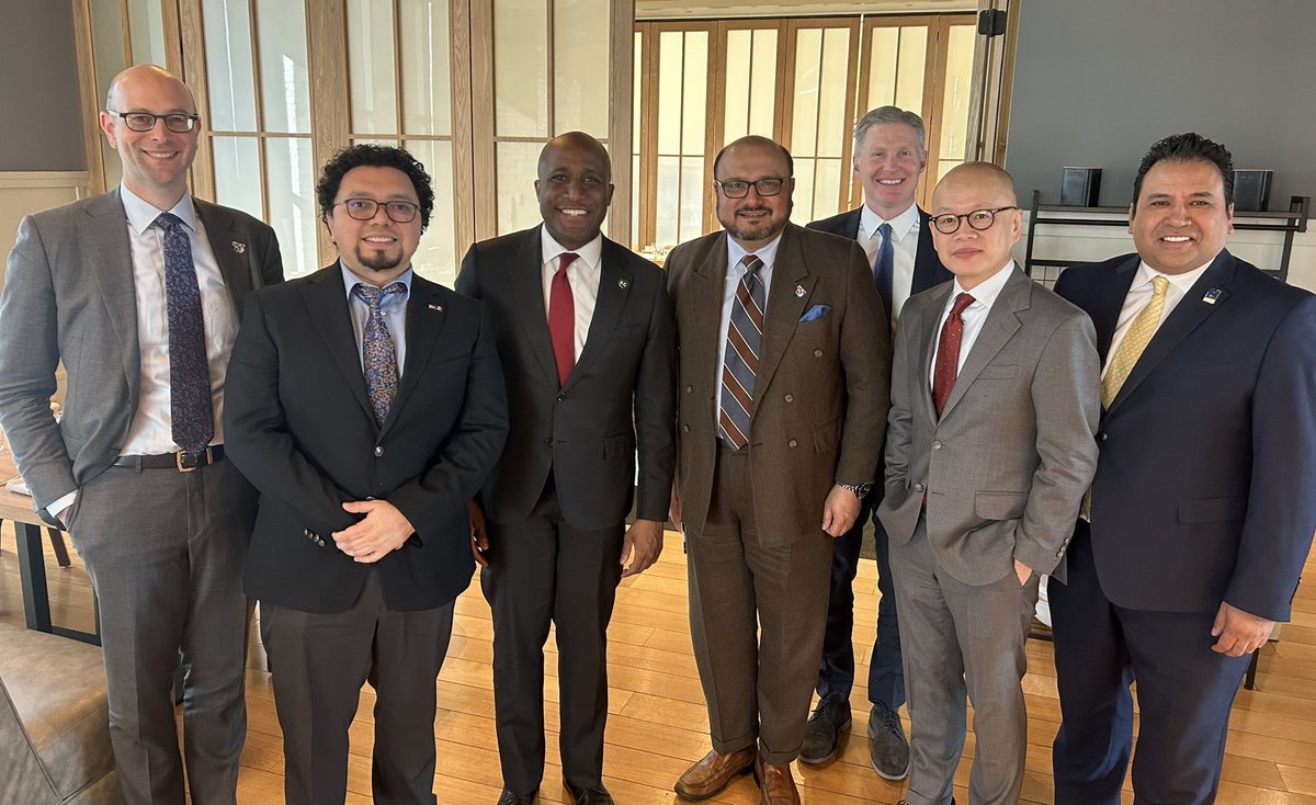 From talking more flights to Canada and Mexico to distribution and exchange opportunities for Kansas City businesses, I had a fruitful meeting with foreign service representatives from Canada and Mexico. 

Kansas City is proudly an international city. 🇺🇸 🇲🇽 🇨🇦 #WeTheNorthAmerica