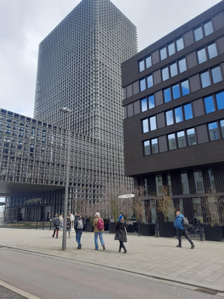 Der #DHd-#Vorstand auf dem Weg zum zweiten Teil der #Vorstandssitzung. Im Hintergrund zu sehen: Maison du Savoir, Campus Universität #Luxemburg #DHd2023