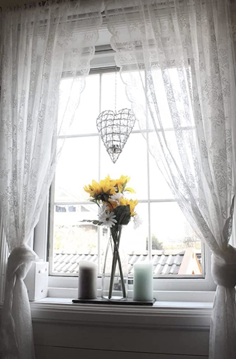 إن لم تغامر من أجل شيء تحبه ، فاصمت إن خسرته ."

 #عن_بعد