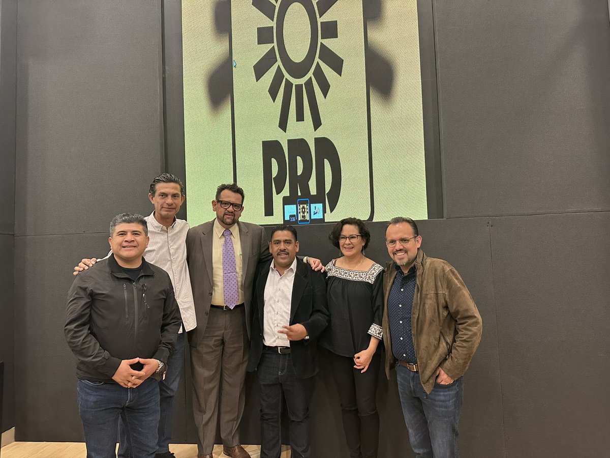 Muchas gracias <a href="/CambronSoria/">Juan Manuel Cambron Soria</a> <a href="/CarlosMtzAmador/">Carlos Martínez Amador</a> Julio Cesar Perez, Alejandro Netzahualcoyotl, Patricia Zenteno por acompañarme en el primer foro de Gobiernos de Coalición.