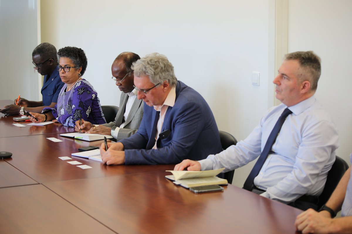 AngolaOnu's tweet image. Os representantes das agências da @AngolaOnu reuniram-se hoje com o Director e Representante Regional da @UNESCO para África Central, 
@PaulCoustere, e falaram sobre como reforçar o apoio ao Governo para #Educação, #Cultura, #Ciência e comunicação em Angola, com foco na juventude