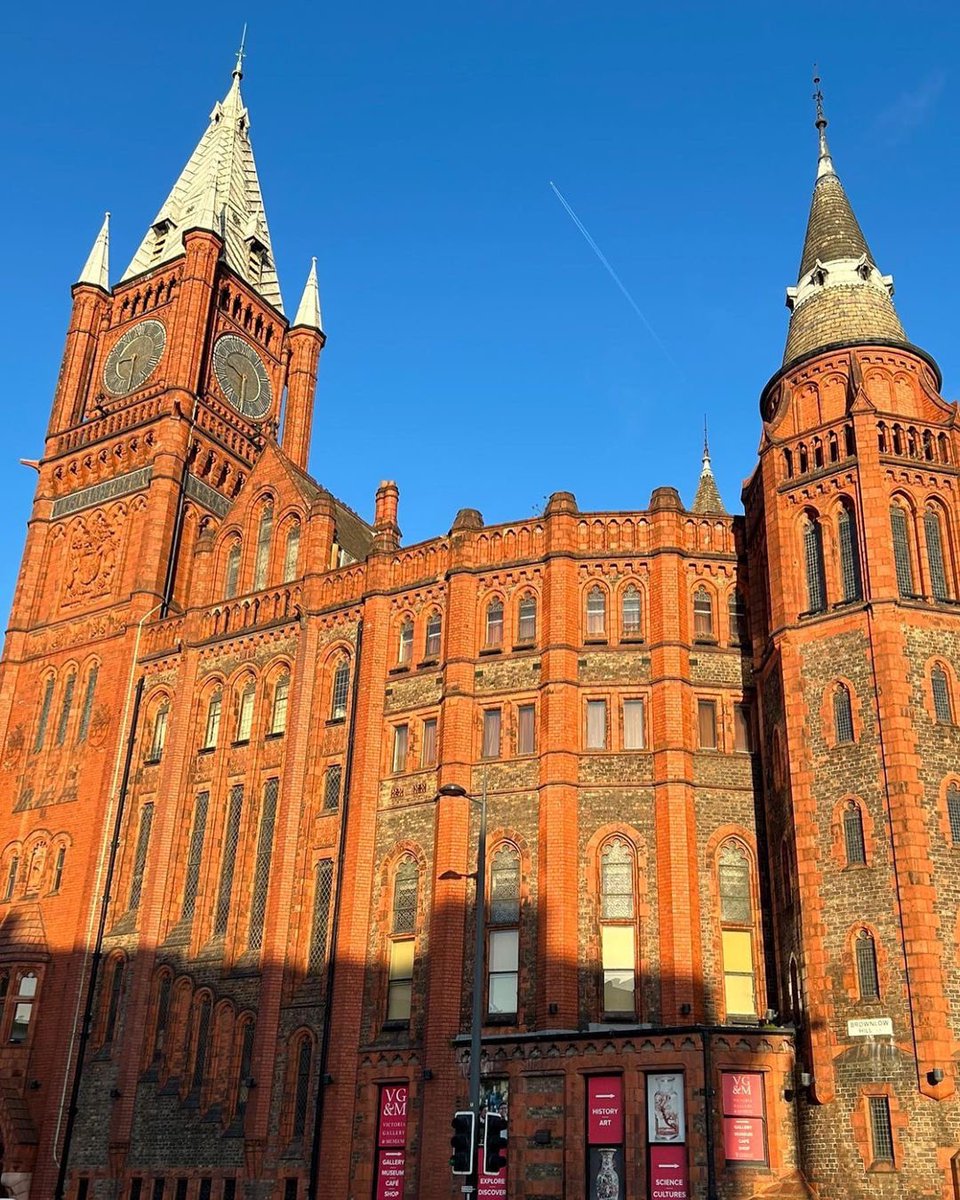 ☀️ | The original red brick building in the sun 😍

Spend this summer at <a href="/LivUni/">University of Liverpool</a> working on a research project alongside world-leading academics 🤩📚

The deadline for our Summer Research Programme is tomorrow‼️🌍📅

More info 👉 liverpool.ac.uk/summer 

📸: livunistudents (/IG)