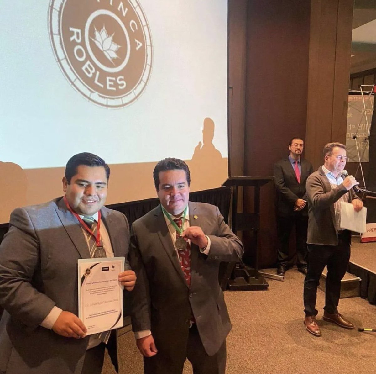 charliedelvalle's tweet photo. Es un honor haber recibido esta medalla en la 1era entrega de Premios a Líderes de Administración #XtremSecure #Vivook 🥇📸🇲🇽 https://t.co/44OseyRqxz