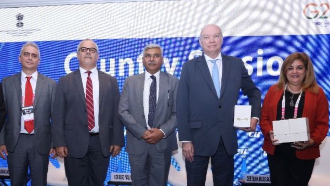 EmbaCubaIndia's tweet image. Minister of Foreign Trade and Foreign Investment, @R_Malmierca, chaired the 🇨🇺Country Session at #PartnershipSummit2023, where he highlighted the friendly environment Cuba has developed for investors and business opportunities for the 🇮🇳companies in terms of trade and investment.