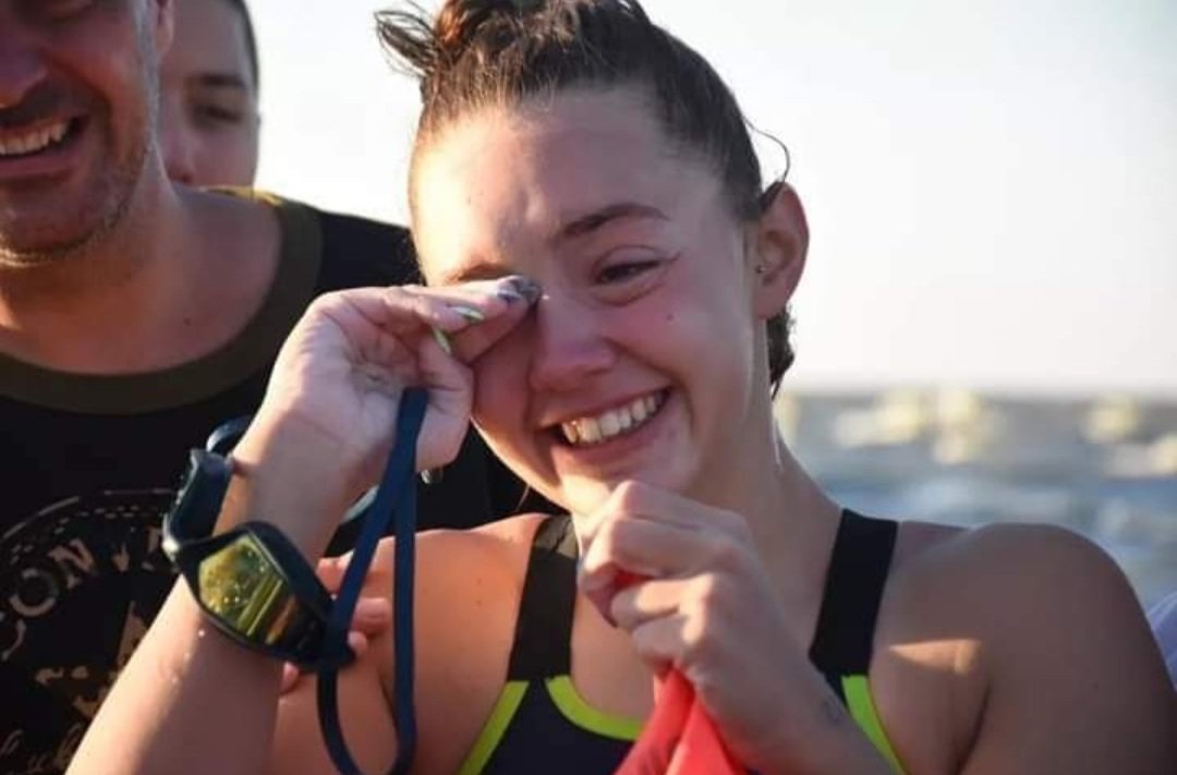 Se llama Pilar Telleria, tiene 19 años, es argentina, se ha convertido en la nadadora más joven al obtenet el récord cruzando a nado el río más ancho del mundo. Partió de Colonia Uruguay hacia Punta Lara en costas argentinas. Nadó durante 12 horas. 🇦🇷🇺🇾🏁