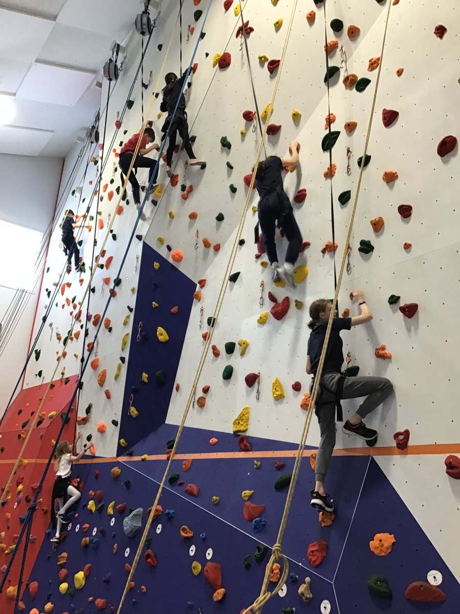 SevSaignat's tweet image. #TerredeJeux2024  
Nous sommes fiers de participer au #RelaisAutourDuMonde à 500 jours de #Paris2024 ! Nous avons relevé le défi de grimper 2 024m en escalade 🧗‍♀️ au @lyceecalgary @ConsulatFRAVan 
Merci au @lyceechicago pour le témoin et à vous de jouer @lelyceeSF!