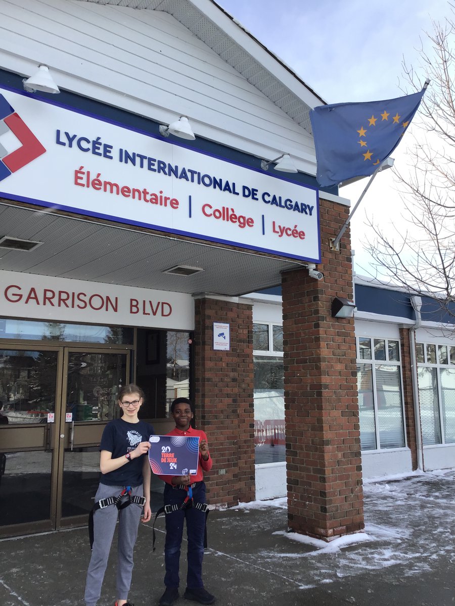 SevSaignat's tweet image. #TerredeJeux2024  
Nous sommes fiers de participer au #RelaisAutourDuMonde à 500 jours de #Paris2024 ! Nous avons relevé le défi de grimper 2 024m en escalade 🧗‍♀️ au @lyceecalgary @ConsulatFRAVan 
Merci au @lyceechicago pour le témoin et à vous de jouer @lelyceeSF!