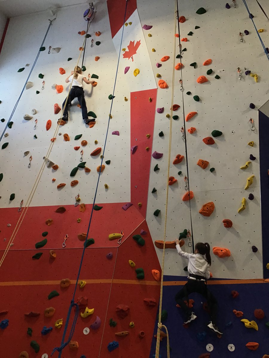 SevSaignat's tweet image. #TerredeJeux2024  
Nous sommes fiers de participer au #RelaisAutourDuMonde à 500 jours de #Paris2024 ! Nous avons relevé le défi de grimper 2 024m en escalade 🧗‍♀️ au @lyceecalgary @ConsulatFRAVan 
Merci au @lyceechicago pour le témoin et à vous de jouer @lelyceeSF!