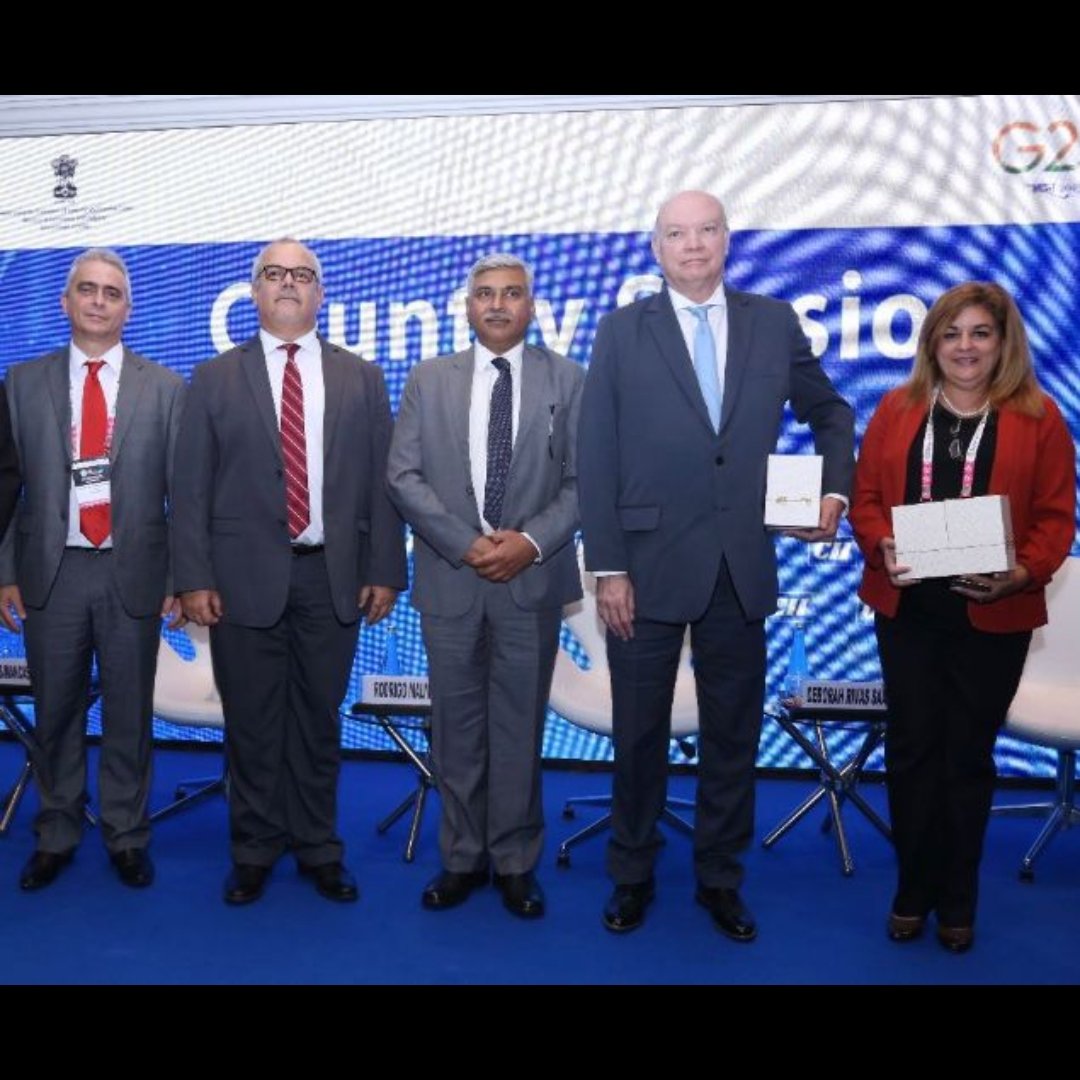EmbaCubaIndia's tweet image. In a session on business opportunities with #Cuba 🇨🇺 at the #PartnershipSummit2023, representatives of @BioCubaFarma and UNE presented the main business opportunities for Indian 🇮🇳 companies in the biopharmaceutical and renewable energy industries.