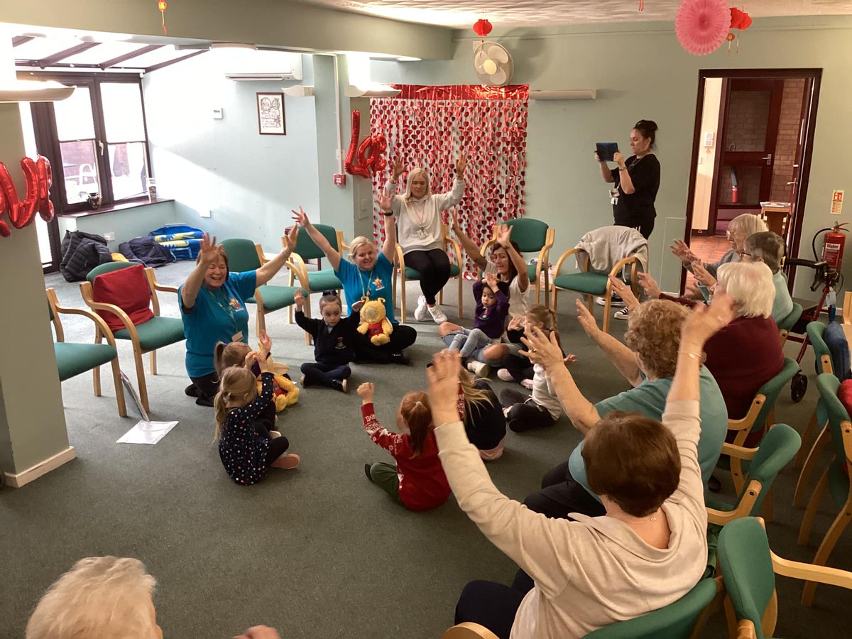 InverclydeLibs's tweet image. #BookbugFun along with the young yins from @wellparkcc and the young at heart in #JohnGaltHouse 🎶📚🎶

bit.ly/BookbugAtJohnG…

#IntergenerationalBookbug