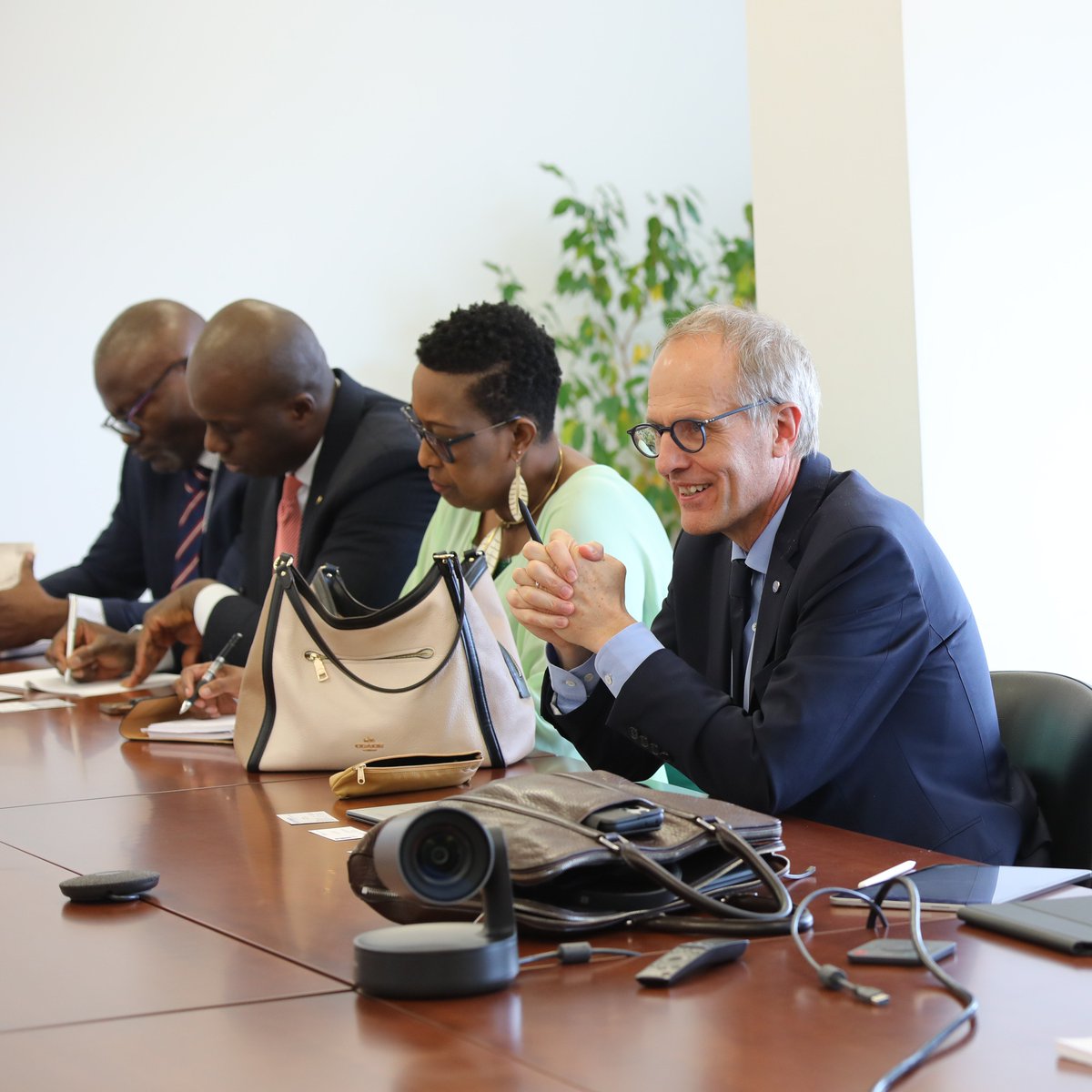 AngolaOnu's tweet image. Os representantes das agências da @AngolaOnu reuniram-se hoje com o Director e Representante Regional da @UNESCO para África Central, 
@PaulCoustere, e falaram sobre como reforçar o apoio ao Governo para #Educação, #Cultura, #Ciência e comunicação em Angola, com foco na juventude