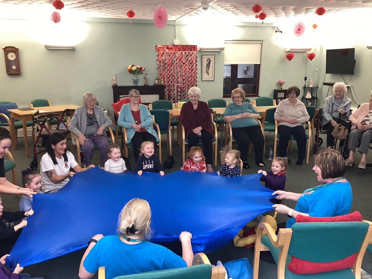 InverclydeLibs's tweet image. #BookbugFun along with the young yins from @wellparkcc and the young at heart in #JohnGaltHouse 🎶📚🎶

bit.ly/BookbugAtJohnG…

#IntergenerationalBookbug