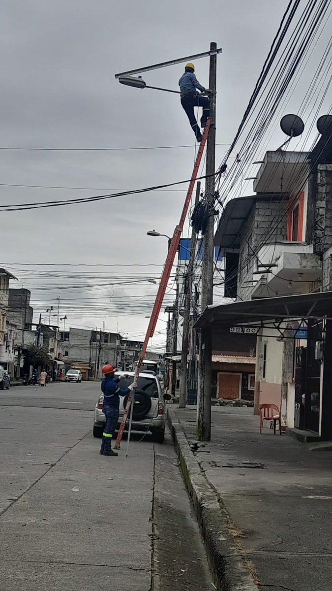 #LosRios | En Babahoyo, en la calle Custodio Sánchez entre 9 de Noviembre y Ricaurte, continúan los trabajos para mejorar las redes de media tensión, y  verificar el buen funcionamiento de la energía eléctrica.