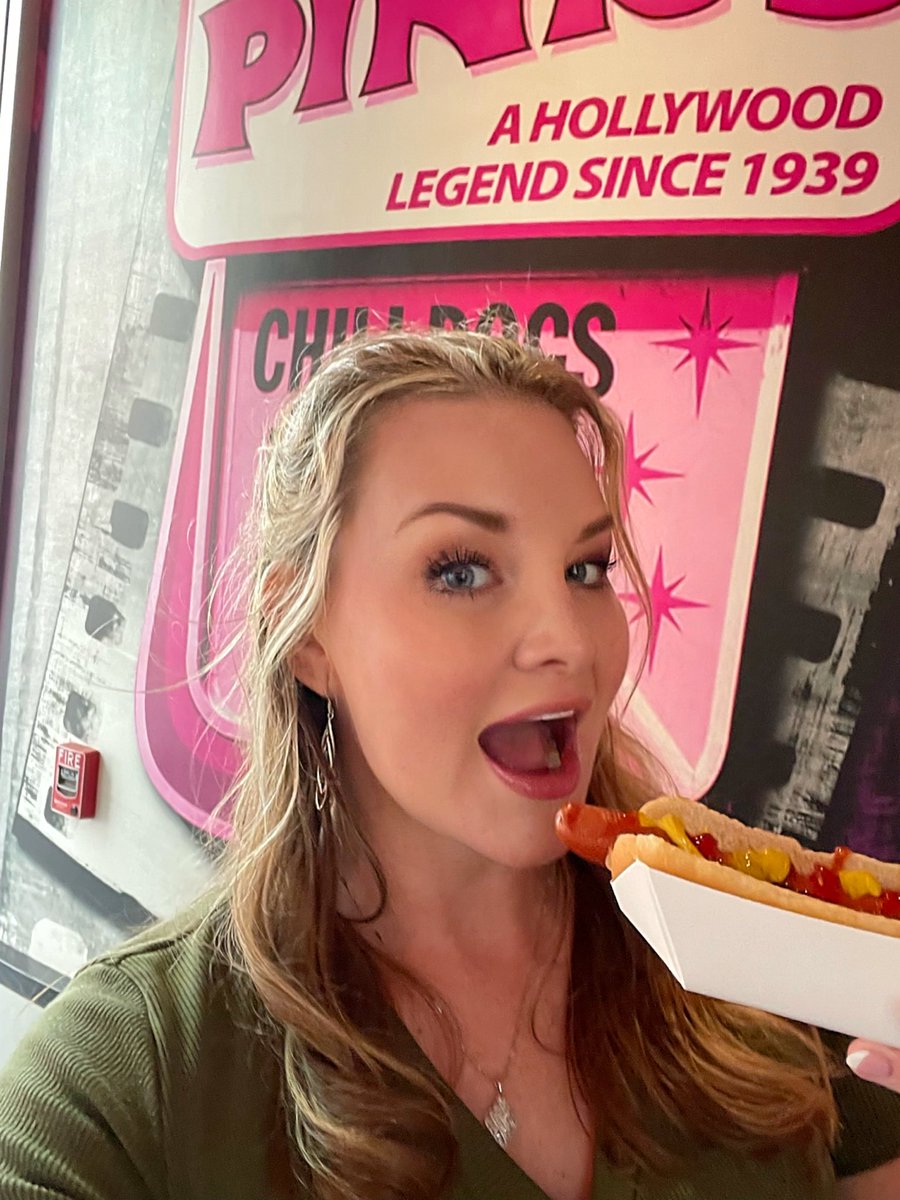 BlakeNorthcott's tweet photo. First stop in LA: @pinkshotdogs 🌭❤️ https://t.co/WXWs2fkaIj