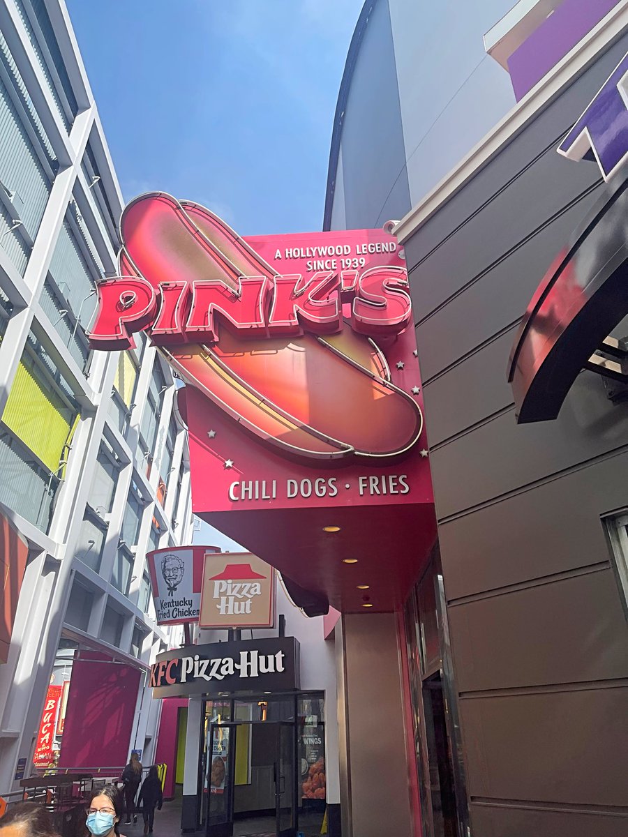 BlakeNorthcott's tweet photo. First stop in LA: @pinkshotdogs 🌭❤️ https://t.co/WXWs2fkaIj