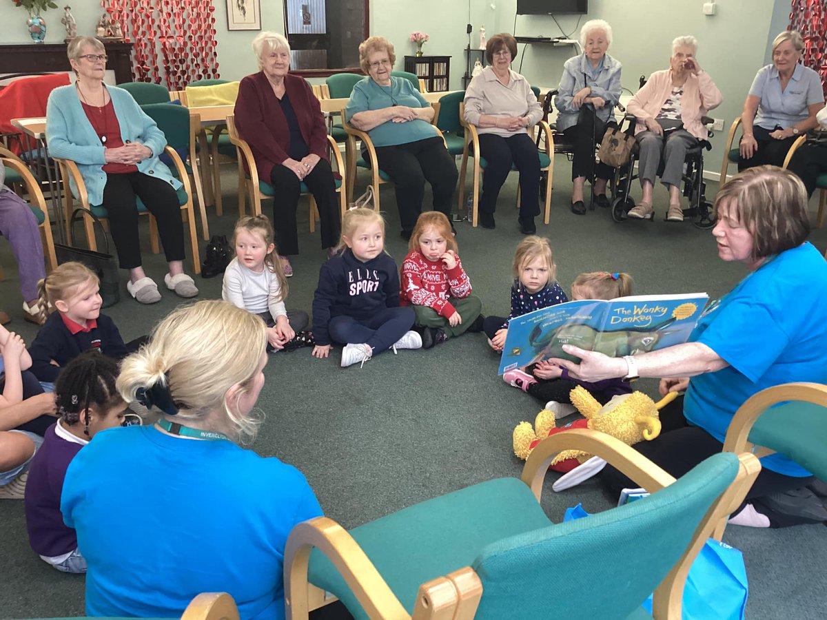 InverclydeLibs's tweet image. #BookbugFun along with the young yins from @wellparkcc and the young at heart in #JohnGaltHouse 🎶📚🎶

bit.ly/BookbugAtJohnG…

#IntergenerationalBookbug