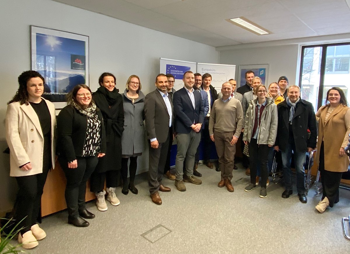 eu_local's tweet image. Besuch aus #Regensburg: Das Europabüro der bayerischen Kommunen durften seine Arbeit in #Brüssel einer Delegation von Wissenschaftler:innen der @OTH_Regensburg vorstellen. Wir bedanken uns für die Zusammenarbeit mit der @BayFOR und für den anregenden Austausch! #eulocal 🇪🇺