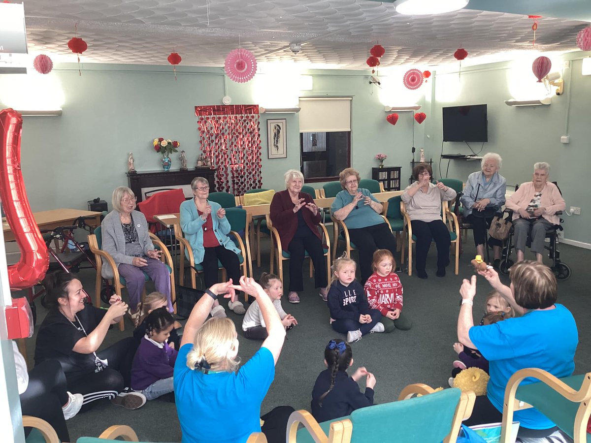 InverclydeLibs's tweet image. #BookbugFun along with the young yins from @wellparkcc and the young at heart in #JohnGaltHouse 🎶📚🎶

bit.ly/BookbugAtJohnG…

#IntergenerationalBookbug