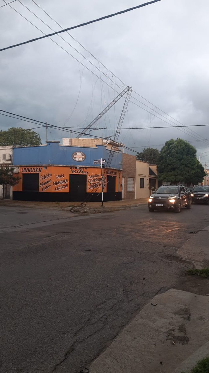 UsinaTandil's tweet photo. #Alerta #Tandil Zona Chacabuco y Machado: Cayó una antena sobre una de nuestras lineas y el servicio quedó interrumpido. Nuestro personal está trabajando para restablecer el servicio a la brevedad. https://t.co/AKTyPkNZVo