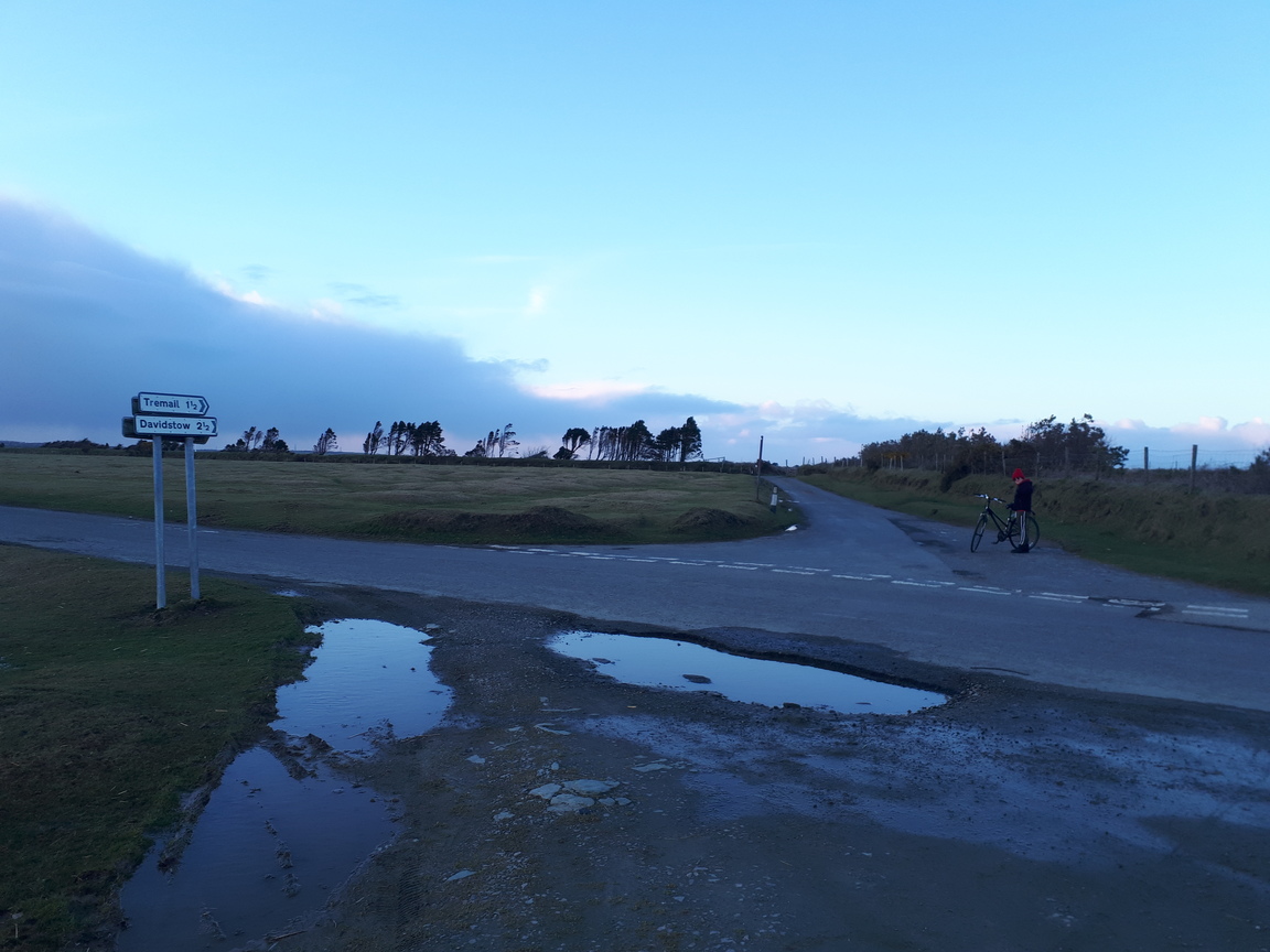 DavidstowInfo's tweet image. The wind has turned northerly again. It was colder and clearer than of late on #Davidstow Moor this evening. There was plenty of water under foot/tyre after all the recent precipitation.

We could see the #rain clouds in the distance, and we just managed to beat them home.

1/n