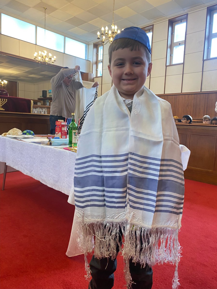 ManorParkSchSM1's tweet photo. Year 3 loved their visit to the Synagogue. They had a wonderful time immersing themselves into the Jewish faith by learning more about festivals and traditions. #MPPAre https://t.co/4IFbAbKIfn
