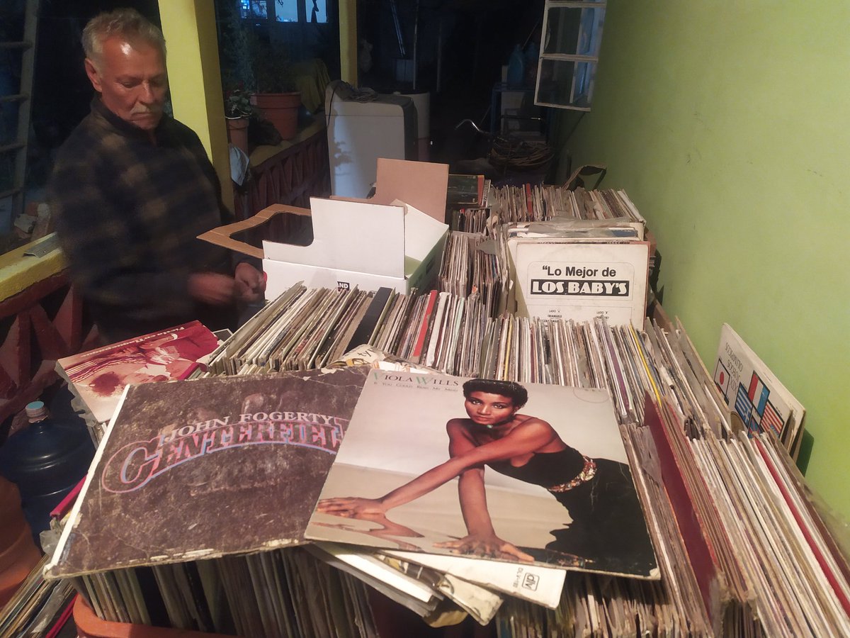 Mi papá ya en el diggin con las cajas de disco de vinilo que consiguió #Diggin #DigginintheCrates