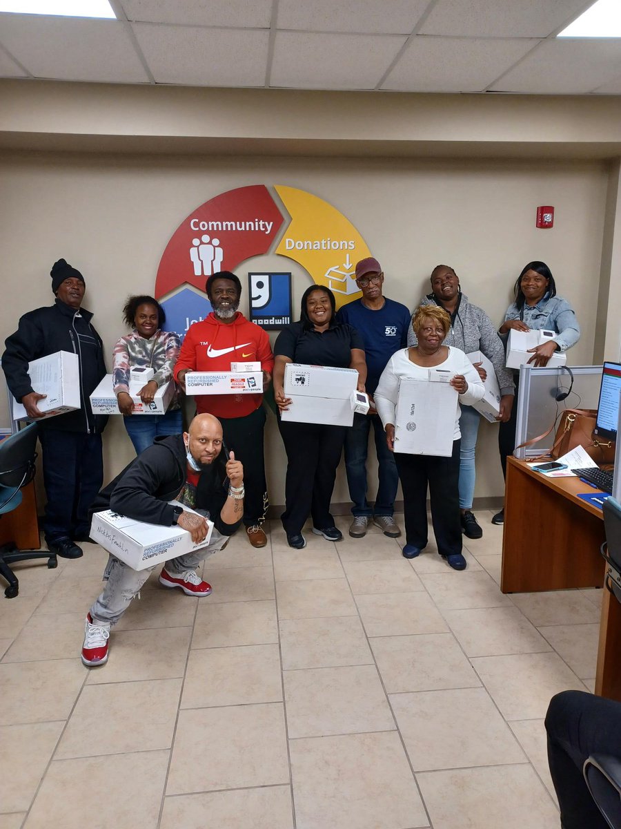 GoodwillSELA's tweet image. These folks just took one step closer to self improvement. Thanks to our partnership with @indeedworks Essentials to Work we were able to hand out several free computers to our participants.  They’re why #goodwillsela exists! 

#donatestuffcreatejobs #powerofwork