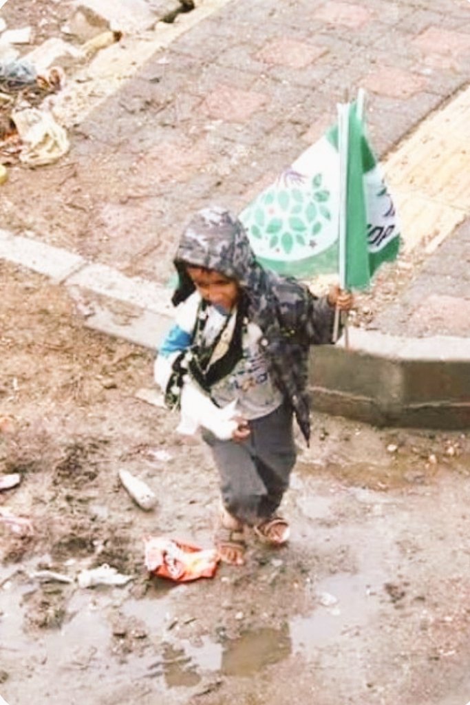 ziyapir's tweet photo. #HDP'yi bugünlere taşıyan fotoğraftaki bu çocuk ve onun gibi yüzbinlerce başka çocuklardır. Her adımımızda onların ödediği bedelleri, bugün ve yarınla ilgili hayallerini düşünürüz biz. Bize dayatmada bulunanlar önce bunun farkına varmalı! https://t.co/5mLtGLH52E