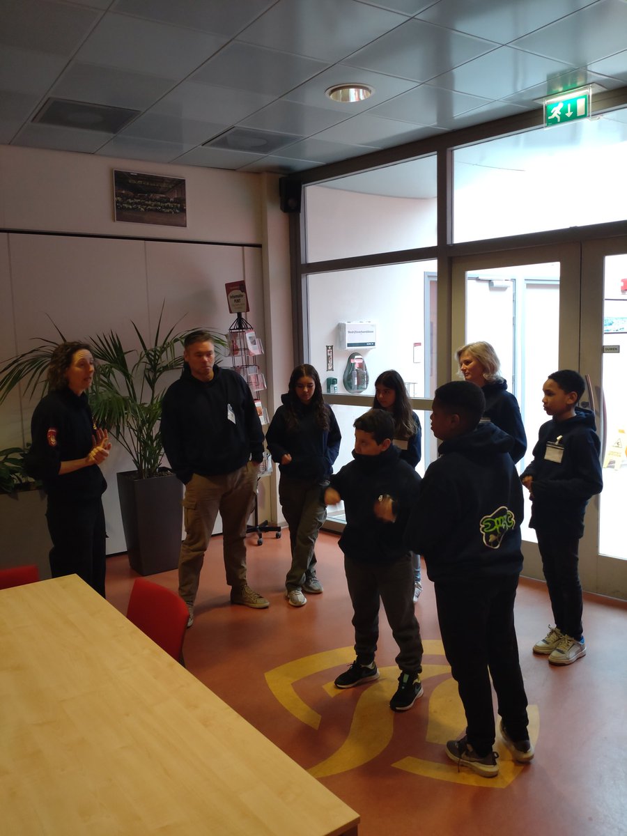 vonk_rene's tweet photo. De 3e groep van de 4 Talentenklas op bezoek gehad in de Brandweer kazerne. Jullie waren Toppers 👨🏻‍🚒👍 #Wijkbrandweer #Voorlichting #GemeeteVlaardingen #Veiligleven @GemeenteVlaardingen https://t.co/2LR3K7jeAk