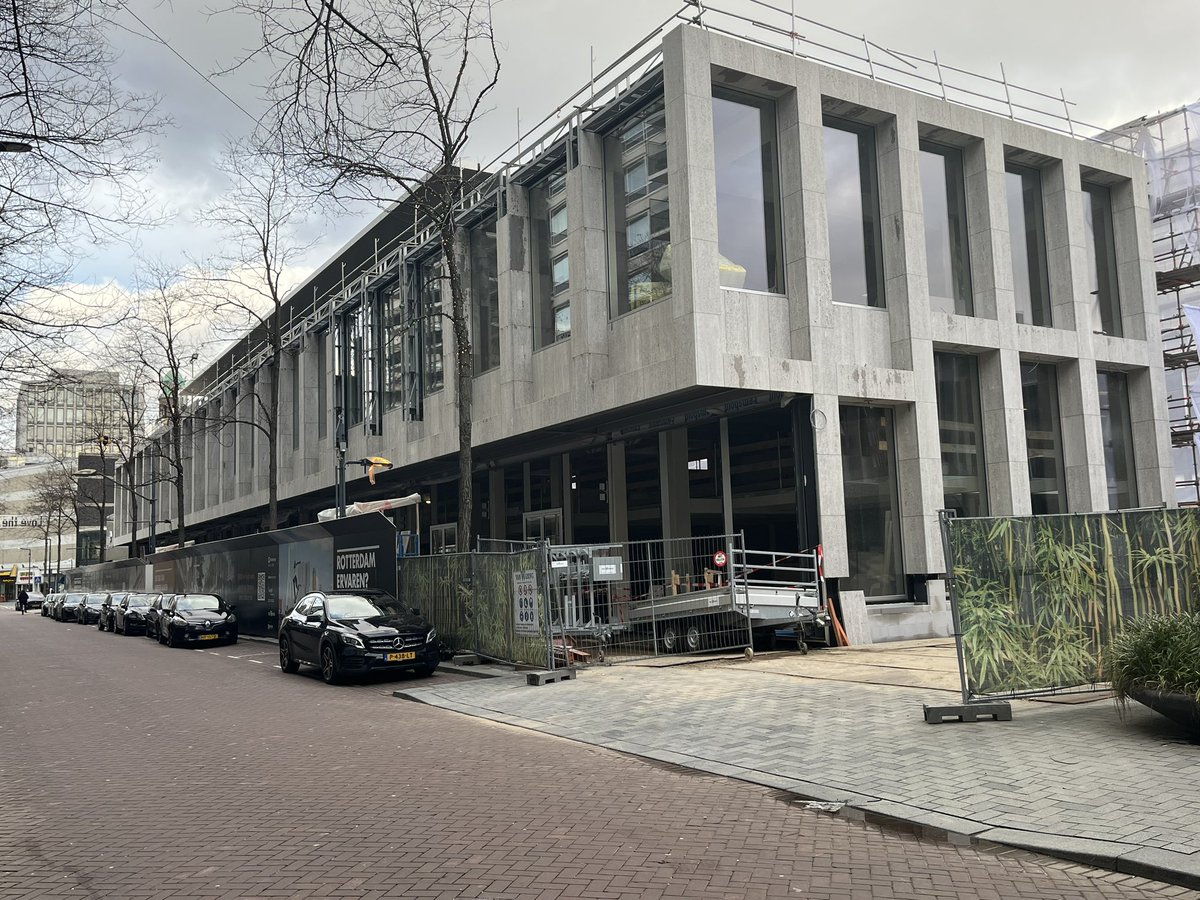 DerekvandenBerg's tweet photo. #TheLobby aan de Kruiskade komt mooi uit de steigers. Zeker als je bedenkt wat hiervoor op deze plek stond (#CrystalHouse). Een prachtige natuurlijke steen die doet denken aan #DeDoelen en een ontwerp dat goed aansluit op #Dreamhouse. Top! 👍 https://t.co/2GDt5RBwTW