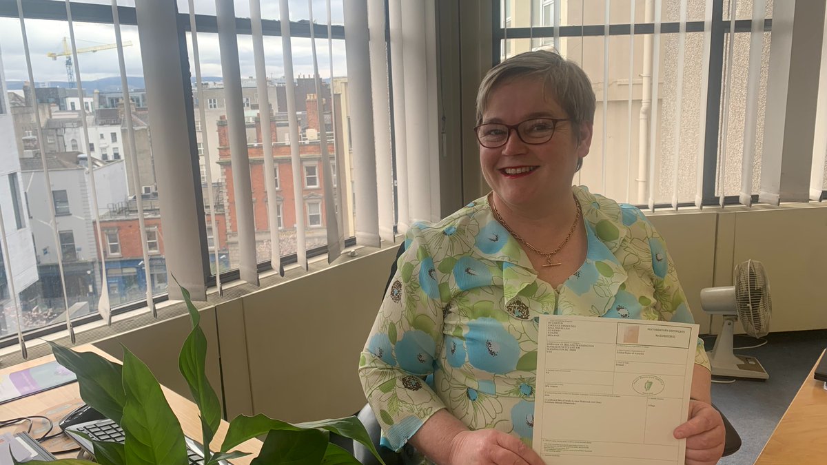 ☘️Chief Plant Health Officer for Ireland Louise Byrne with a phytosanitary certificate that travelled all the way from Ireland with the #shamrock presented to @POTUS on #StPatricksDay ensuring #planthealth 

#SPD2023 🇮🇪

@usda @usda_aphis @HungryPests @ippcnews @irelandembusa