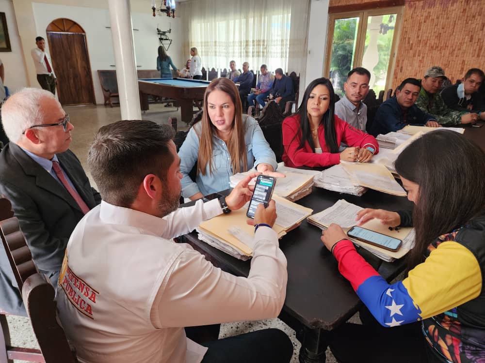 Ginkellys16's tweet photo. #EnFotos📸 #Ayer Llegamos al @cpoliciadelara junto a la Com Especial para la Revolución dl Sistema de Justicia, la Magda @BarbaraCesarS el Defensor Publico General Dr #DanielRamirez  brindándoles la atención pertinente a cada una d l@s privad@s d libertad
#ChavezAntiimperialista https://t.co/eG1ayLOeGC