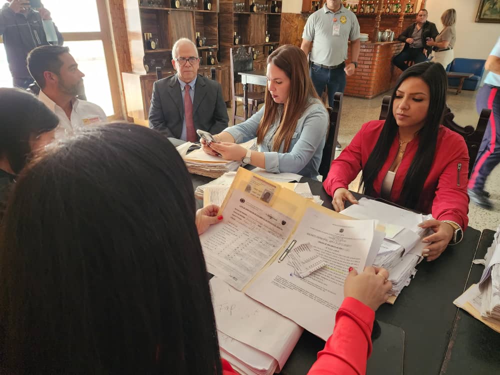 #EnFotos📸 #Ayer Llegamos al <a href="/cpoliciadelara/">POLICIA DE LARA</a> junto a la Com Especial para la Revolución dl Sistema de Justicia, la Magda <a href="/BarbaraCesarS/">BÁRBARA GABRIELA CÉSAR SIERO</a> el Defensor Publico General Dr #DanielRamirez  brindándoles la atención pertinente a cada una d l@s privad@s d libertad
#ChavezAntiimperialista