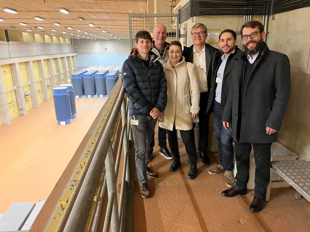 die_bgz's tweet photo. Besuch aus #Schweden: Vertreter*innen der Firma @Studsvik_Info waren zu Gast, um mit unserem Projektteam weitere Schritte für ein Forschungsprojekt 🔬 zu besprechen, bei dem bestrahlte Brennelemente ⚛️ untersucht werden. Mehr Infos? Gibt's hier https://t.co/QReCalBV0h https://t.co/ZQV2RG7cTG