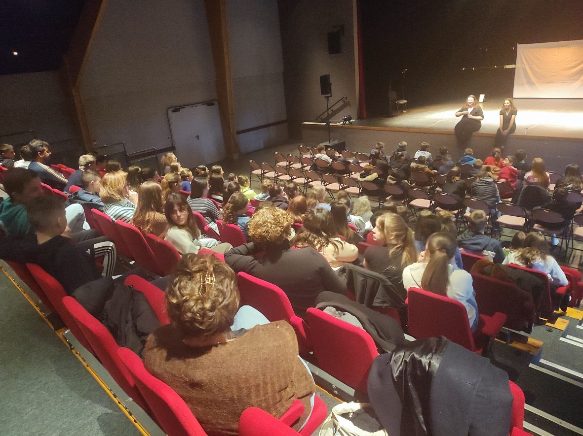 Aujourd'hui, <a href="/AdeleHommet/">Adèle Hommet</a> notre vice présente en charge des collèges, de la jeunesse et des sports, a présenté aux 4eme de #SaintSauveurVillages, le spectacle des Maux Bleus dans la cadre du programme culturel Egalité femmes hommes. Les échanges ont été constructifs et chaleureux