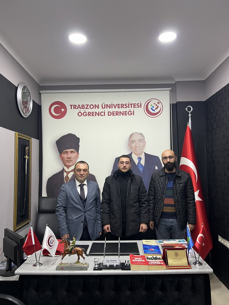 trudernek's tweet photo. Kıymetli Hocalarımız Prof. Dr. Nihat YILMAZ ve Dr. Hasan Bozkurt ÇELİK Beyefendiler,
Trabzon Üniversitesi Öğrenci Derneği Başkanımız Yağız ÖZSALİH’i ziyaret ettiler.

Kıymetli misafirlerimize ziyaretlerinden ötürü teşekkür ederiz.

@yagizozsalih1 https://t.co/7fuSzR3Fjk