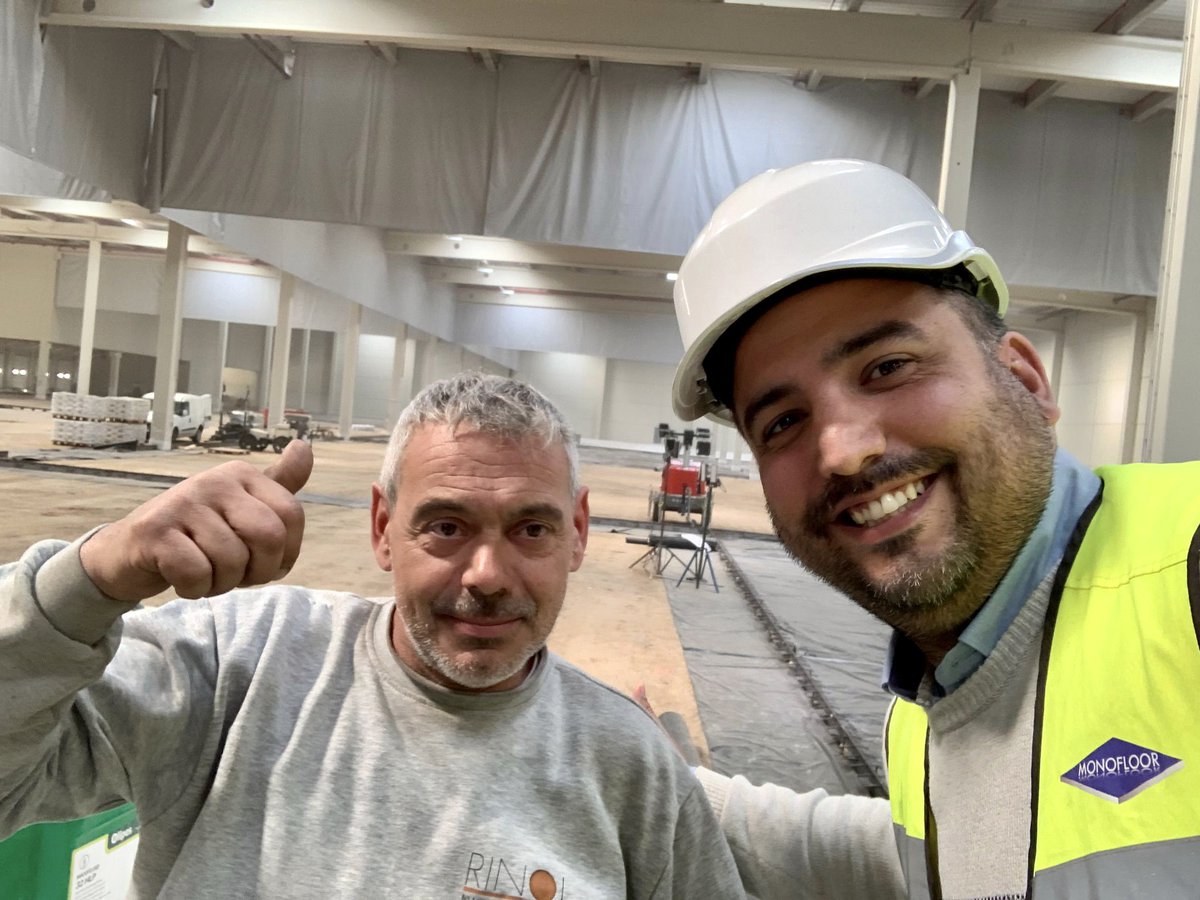 Kriscorti's tweet photo. Obra ONILSA Mirastar en Constantí 🇪🇸
10.000 m2 pavimentos sin juntas #Conductil VRS ejecutados en 4 días con los grandes equipos de Julián y Eduardo
🔷Diseño y control @Monofloor_RCR
Líderes del mundo plano
@Rinol_Esp | @RCRIF https://t.co/5DQU1hMn92