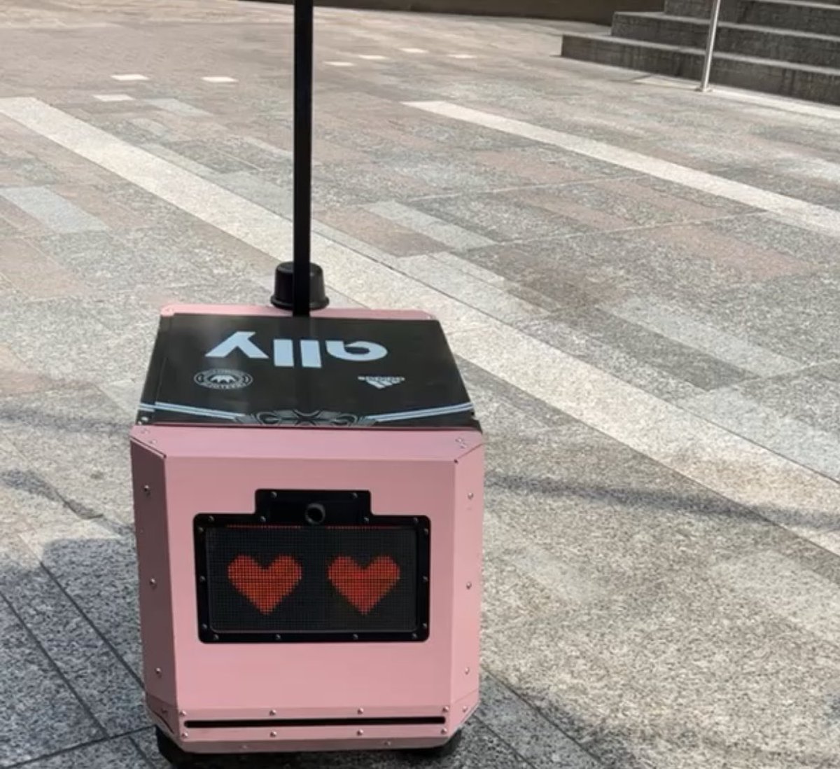 AliciaLalone's tweet image. But Joe …. @ThePinkRobotCLT Geoffrey has heart shaped eyes &amp;amp; only delivers happiness ….How could they be afraid😳