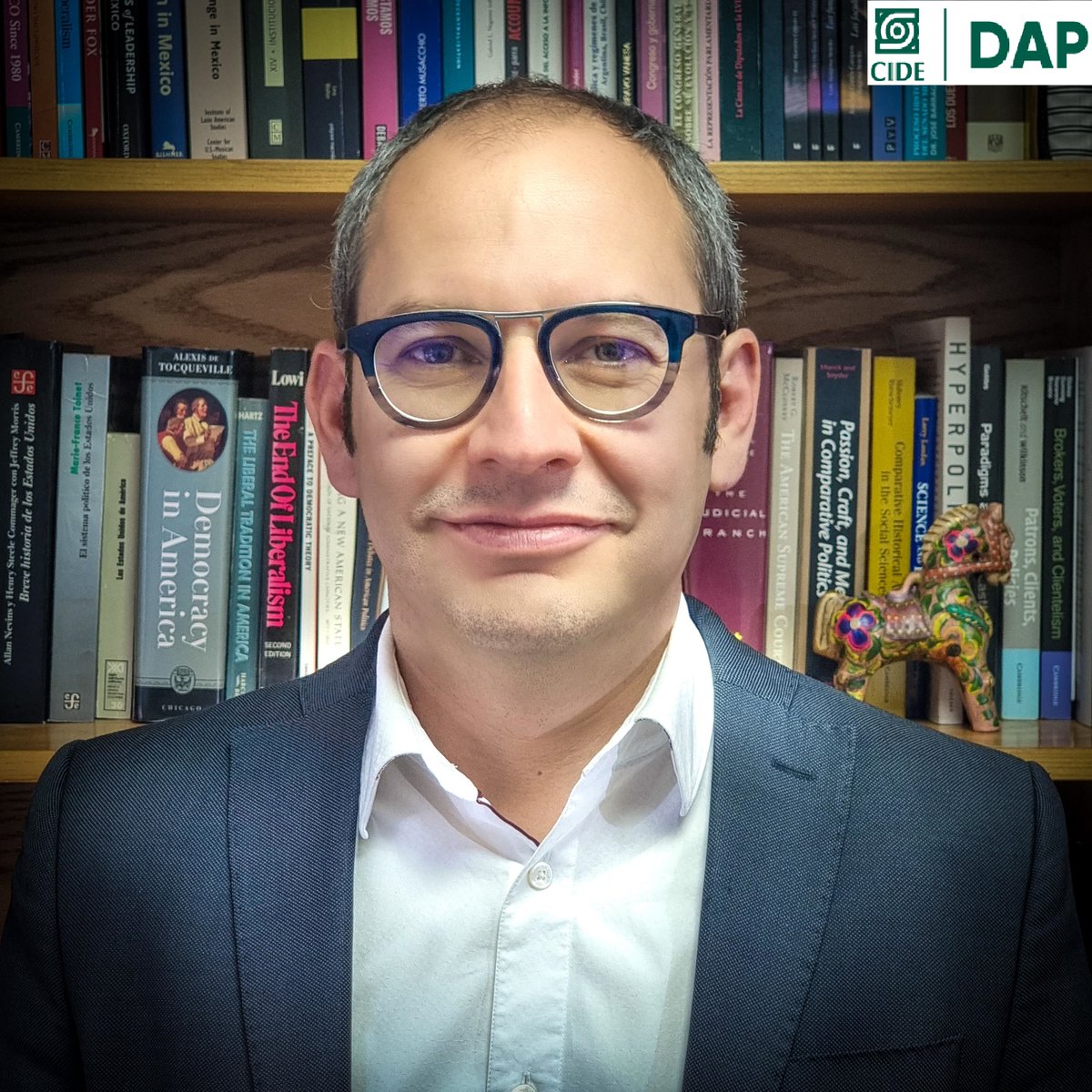 CIDE_DAP's tweet photo. #PerfilesDAP| El Dr. Rodrigo Velázquez López Velarde (@rovelove7) es profesor investigador y Director de la DAP.
Imparte los cursos Gobierno e instituciones y Administración Pública en el @DPP_CIDE y la @CIDE_MGP, así como el Seminario de Investigación II en la @CIDEMAPP. https://t.co/u62H8cvJjp
