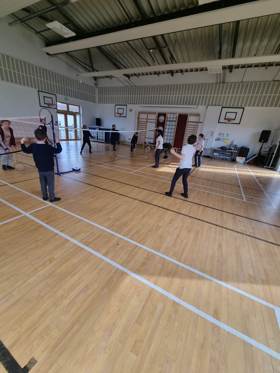 Primary 6S were continuing to develop their badminton skills today. We discussed using the scoring system in practice, working well with a variety of partners and even had a game of doubles! 🏸 @Mrs_ScottCPS