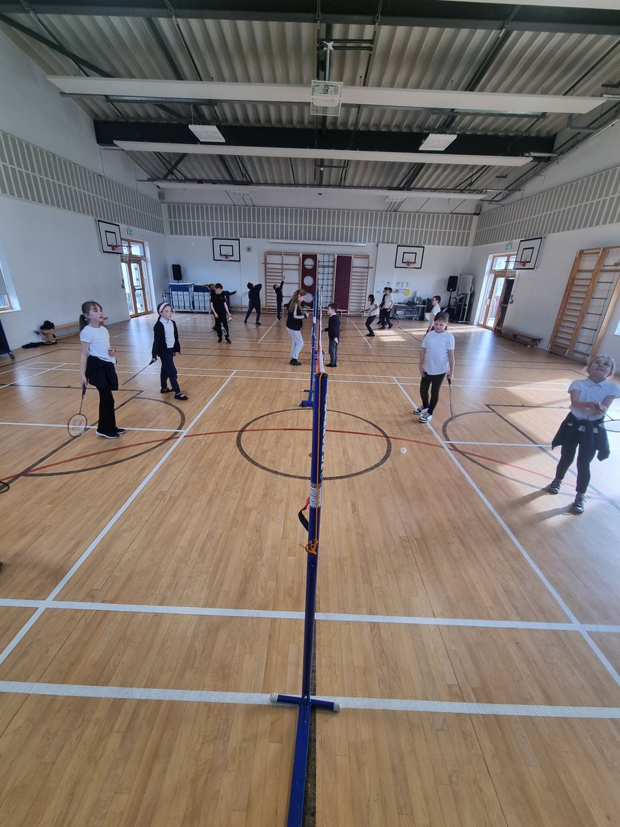 carmondean_ps's tweet photo. Primary 6S were continuing to develop their badminton skills today. We discussed using the scoring system in practice, working well with a variety of partners and even had a game of doubles! 🏸 @Mrs_ScottCPS https://t.co/fMTnxXiGgC