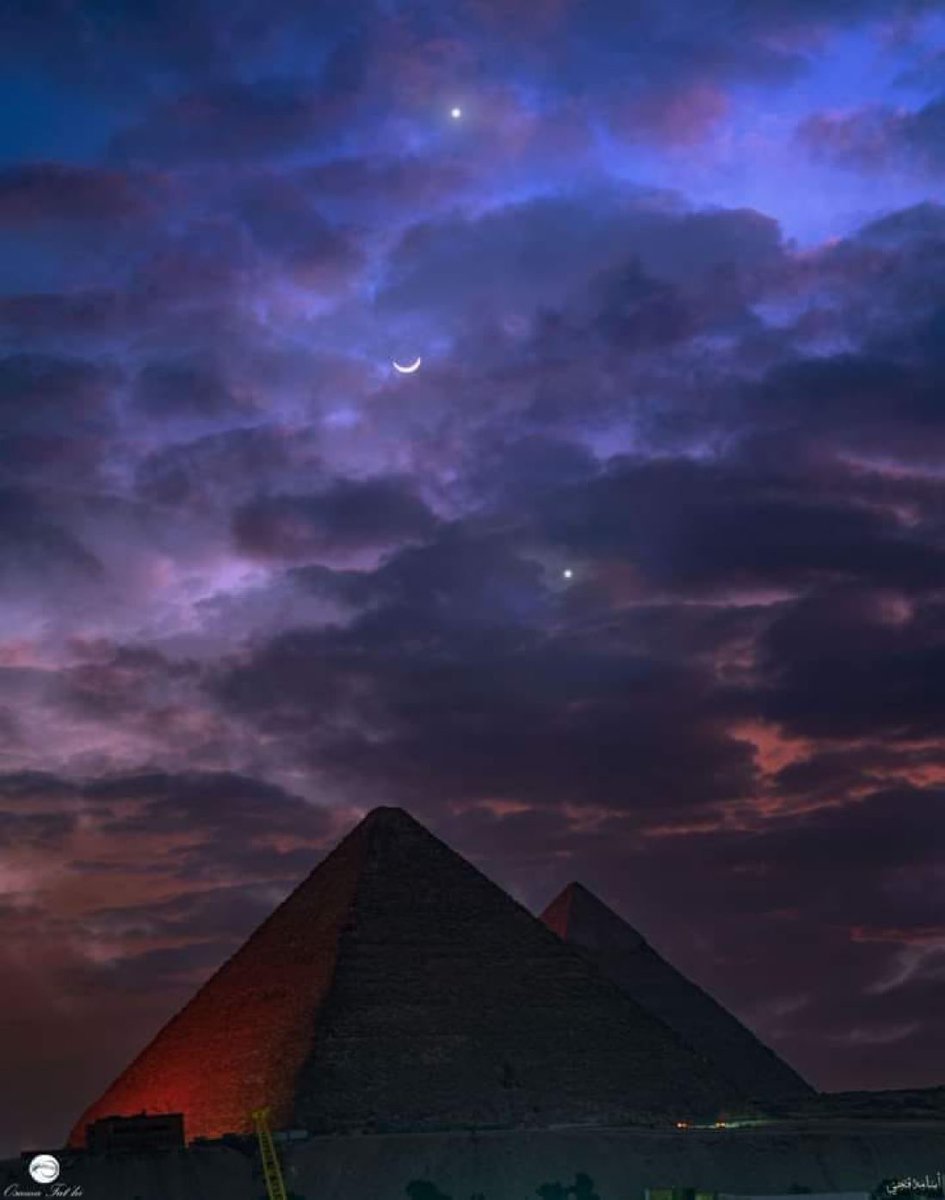 M1ONLOVER's tweet photo. Moon, Jupiter and Venus above the Pyramid of Giza. https://t.co/LPem0lUYPs