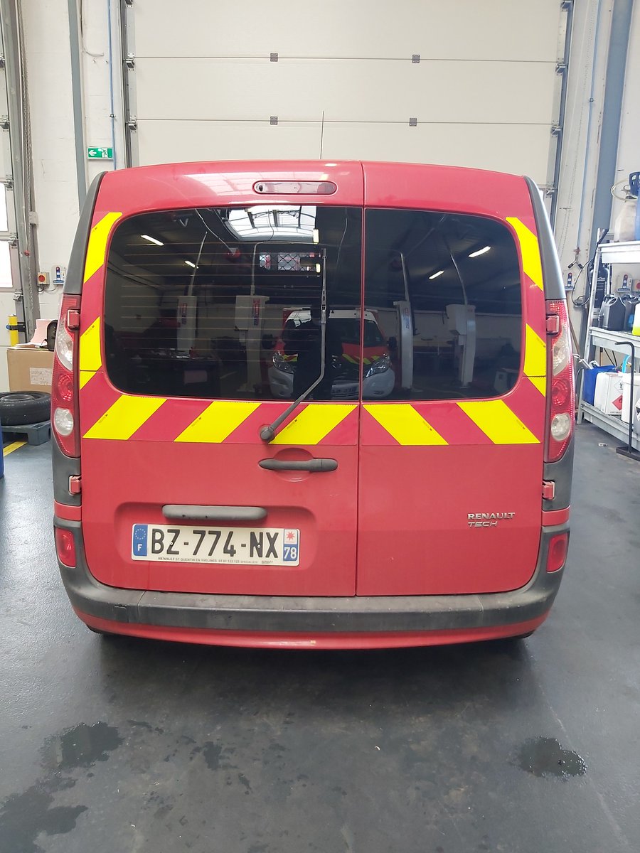 VarianceAuto's tweet image. 🚒 Une protection pour les héros du quotidien 

Nos experts ont posé un film sécurité 520 incolor sur les vitres d'un Renault Master 3 du SDIS.

💪protection contre les chocs, les rayures et les éclats de verre.

#filmsecurite #protectionvitres #renaultmaster3 #poseursexperts
