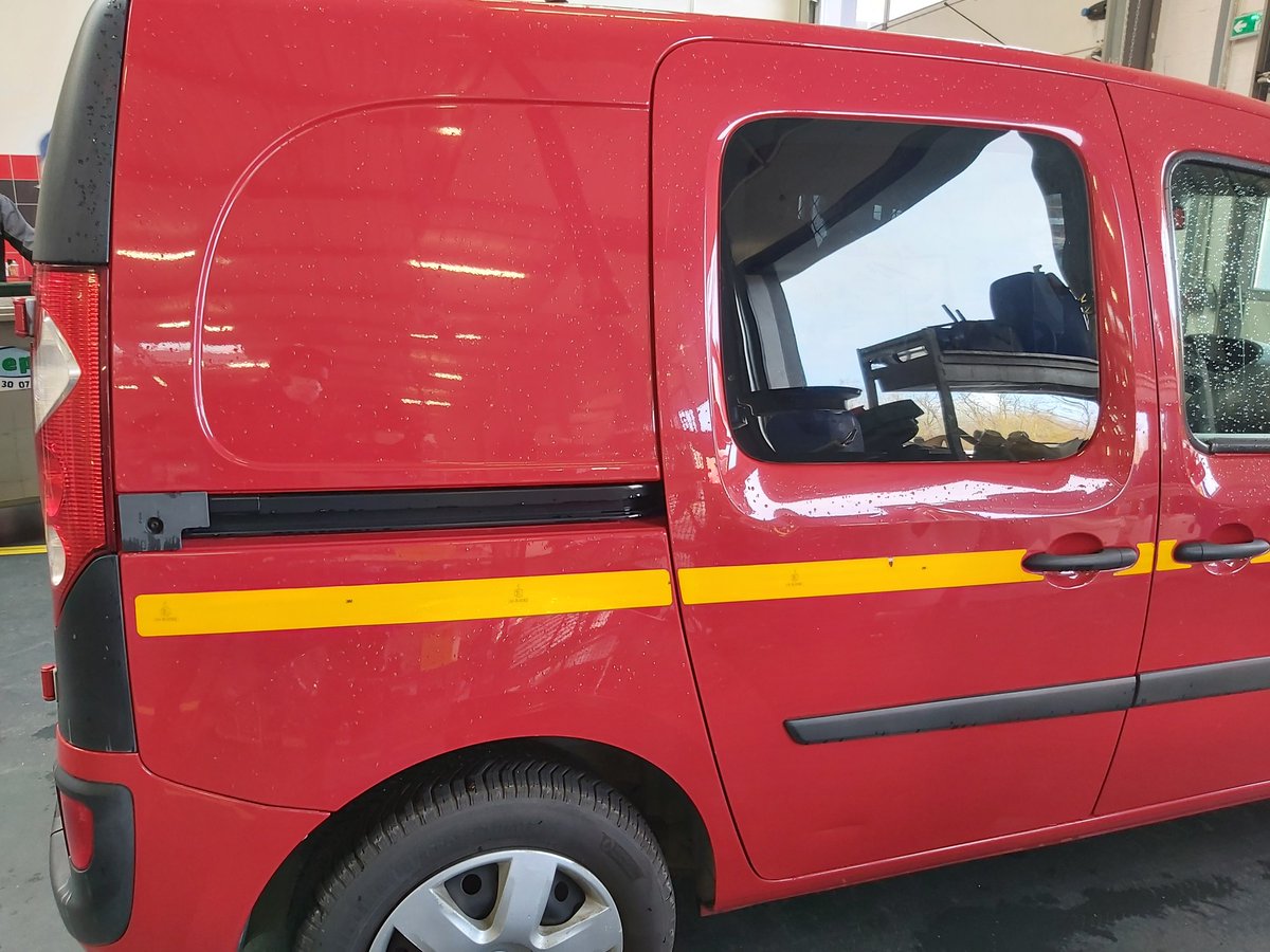 VarianceAuto's tweet image. 🚒 Une protection pour les héros du quotidien 

Nos experts ont posé un film sécurité 520 incolor sur les vitres d'un Renault Master 3 du SDIS.

💪protection contre les chocs, les rayures et les éclats de verre.

#filmsecurite #protectionvitres #renaultmaster3 #poseursexperts