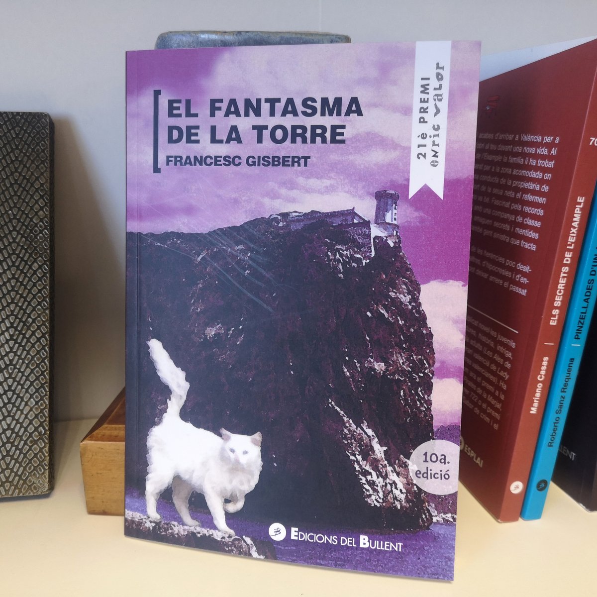 BullentEdicions's tweet photo. Has llegit "El fantasma de la torre", de @FrancescGisber1 ? Desenes de milers de lectors ho han fet. Va guanyar el #PremiEnricValor de narrativa juvenil. Ara ja va per la 10a edició, a punt una altra vegada per a rodar pel món. https://t.co/SLrZjGVkA5